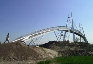 Hangbrug Slachtetille (2008) over de A31 is ontworpen door Rein Hofstra en overspant 85
meter