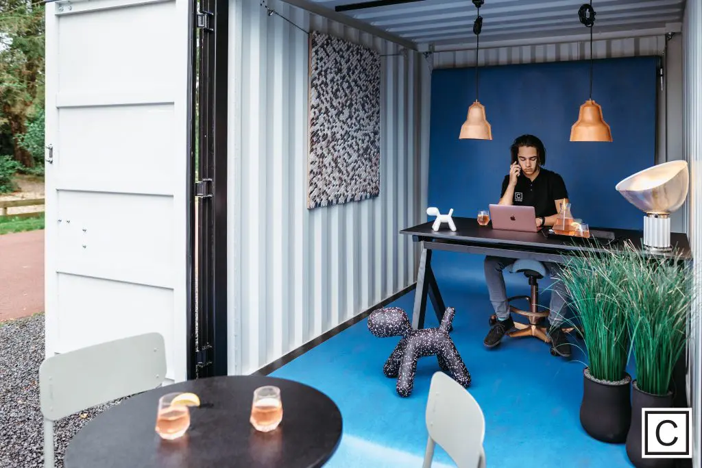 Comfortabele werkplek in zeecontainer