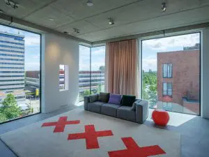 De 5e verdieping
is een grote ruimte
voor evenementen.
Het gebouw meet
nu 14x23x8 meter
(bxhxd) en huisvest
nu horeca (BG + 1e),
ateliers (2e) en het
kantoor van Thonik
(3e + 4e verdieping).
In toekomst kan het
eenvoudig worden
omgevormd tot appartementen