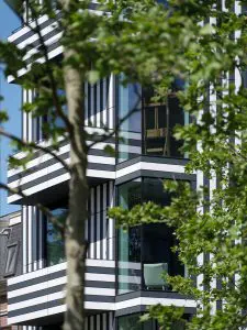Het gebouw van
Thonik aan de
Wibautstraat in
Amsterdam is een
ontwerp van grafi sch
ontwerper Thomas
Widdershoven en
architect Arjan van
Ruyven
