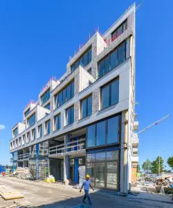 De nieuwbouw aan de Binnenbocht op het Cruquiuseiland in amsterdam is najaar 2020 nog in aanbouw. (Foto’s: Walter Frisart en leVS architecten)
