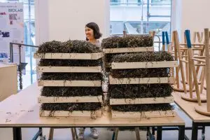 Kathryn Larsen heeft 60 kilo gedroogd zeegras in haar opslag liggen