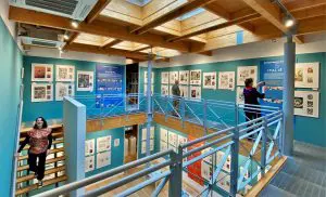 De nieuwe transparante rondgang en daklichten zorgen voor een ruimtelijk en licht museum.
Bron: Museum of Comic Art
