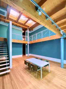 Entree van de museumzaal. De lichte wand tegen de trap functioneert als scheiding en startmarkering van de looproute. De rondgang verdubbelt de expositiecapaciteit.
Bron: Museum of Comic Art