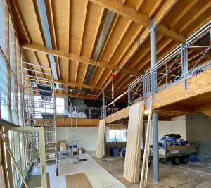 De voormalige winkelruimte met vide tijdens de transformatie. Na het verwijderen van de vide is een tussenmuur geplaatst.
Bron: Museum of Comic Art