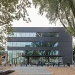 Demontabele tijdelijke rechtbank Amsterdam naar nieuwe locatie