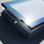 FAKRO introduceert platdakraam op zonne-energie