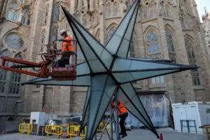 De ster is van glas en heeft 12 punten