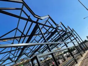 Mensen kunnen hun fiets testen op een deels overdekte lange testbaan.