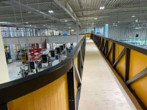 Via een loopbrug kunnen bezoekers veilig een kijkje ín de fabriek nemen