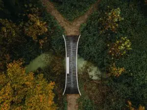 Met de parkbruggen is een interessante laag van ‘tuincieraeden’ aan het landgoed toegevoegd in de stijl van het romantisch parkontwerp van Husly.