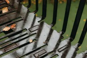 Het dek is voorzien van een geperforeerd patroon dat is gebaseerd op een brug opgebouwd uit houten latten.