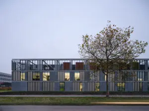 Op het dak bevindt zich een onderzoeksfaciliteit voor het testen van innovatieve gebouwdelen. 