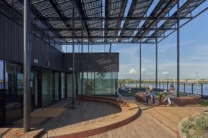 De panelen boven de trap en omgangruimtes hebben een lichtdoorlaat van 50%, voor de andere panelen is dit 25%. 