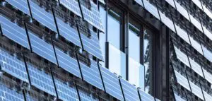 Powerglaz bestaat uit verschillende lagen glas waartussen zonnecellen zijn gelamineerd. 