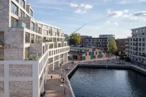 De Bocht staat in het hart van het eiland, aan het water, naast een café, brouwerij, restaurant en toekomstige winkels. 