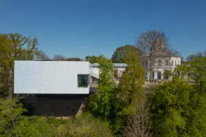 Links de nieuwe vleugel met uitzicht op de hoek, rechts de oudbouw. Foto Jannes Linders. 