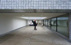 Architect Joost Vos in de publieke gang naar het uitzichtbalkon. Foto Jacqueline Knudsen