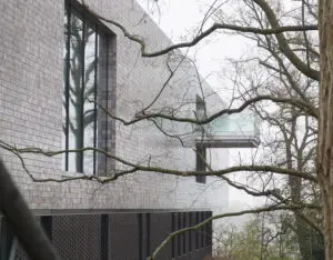 Westgevel Museum Arnhem met twee grote uitzichtpunten. Foto Jacqueline Knudsen