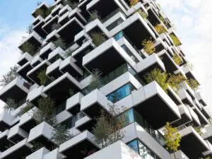 Op elk balkon van de Trudo Toren staat een plantenbak voor bomen en struiken. Dit is wereldwijd het eerste natuurinclusieve bouwproject voor de sociale huursector.