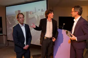 Fred Schoorl reikt de publieksprijs uit voor de Karel doorman in Rotterdam aan marc Ibelings