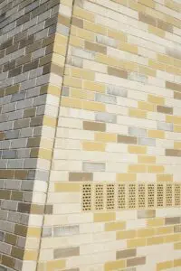 In de muren zijn ruimtes gemaakt voor vleermuizen, vogels en insecten.