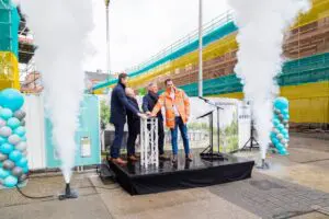 Het hijsen van de vlag, met v.l.n.r. Arjan Sixma, Directeur Operatie Noord-Nederland bij Equans, Ate van der Zee, Voorzitter RvB UMCG, Geert Klein Lebbink, Adjunct-directeur bij Trebbe Bouw en John Ottens, Directeur Integrale Projecten regio Noord bij BAM Bouw en Techniek © foto Digna ten Napel 
