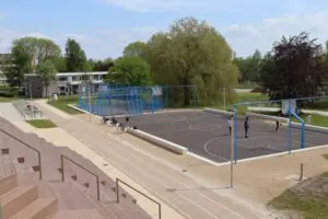 Sport speelt een belangrijke rol op de campus: Een actieve open ruimte met een multi-court, pannakooi, klimwand, een strandvolleybalveld en met de Daily-Mile rondom.