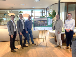 Ondertekening van de intentieovereenkomst voor 173 sociale huurwoningen voor de eerste fase van Fruitpacking District. V.l.n.r. Lodewijk van Meeuwen (directeur Emborion), Harro Zanting (directeur-bestuurder Wooncompas), Peter Manders (directeur-bestuurder Patrimonium Barendrecht), Job van Zomeren (directeur ERA Contour), Sander Uiterwaal (bestuurslid Havensteder).