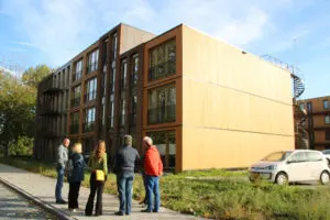 Genomineerde projecten krijgen veel publiciteit en de voltallige jury komt ze bekijken (hier bij de latere categoriewinnaar M’DAM)
Foto: Jan Maurits Schouten
