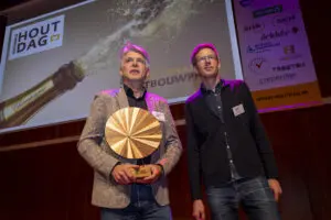 HAUT won vorig jaar de overall-prijs. Ontwikkelaar Gerard Comello (Lingotto, links) en architect Thomas Harms (Team V Architecture, rechts) net na de uitreiking.
Foto: Koos Groenewold
