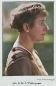 Grada Wolffensperger na haar afstuderen 1918. Foto Henri Berssenbrugge gepubliceerd in De Kroniek