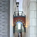 Kunstenaar Frankey (Street Art Frankey), heeft in opdracht van het financiële technologieplatform Adyen de canal skybridge in Amsterdam ontworpen.