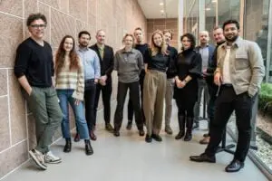 Het Urban Sky Lab team. Vlnr: Eric Frijters (FABRICations), Viktoriia Tverdokhlib (Inbo), Mohammed Reza Alkaabi (Studio To Create), Geert-Jan Staal (Politie Amsterdam), Indira van 't Klooster (Arcam), Vries Strookman (Amsterdam Drone Lab), Daphne Bouman (Arcam), Mark Kanters (Inbo), Reyhan Safari (RAI), Pim Stevens (ADL), Tom van Arman (Tapp), Murtada Alkaabi (Studio To Create). Foto: Maarten Nauw