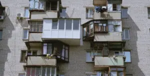 OPENINGSLEZING DOOR STUDIONINEDOTS FILM: ENTER THROUGH THE BALCONY