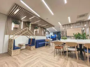 Interieur - kinderhoek en overlegruimte