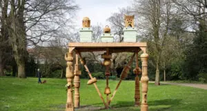 Met Firesong for the bees, a tree of clay brengt Mariana Castillo Deball bijen en de geschiedenis van bijenkorven samen in een architecturale, sculpturale installatie.