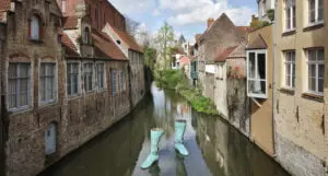 Who? is het eerste beeld in een reeks in het oeuvre van Iván Argote.