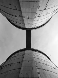 Bestaande betonnen brug tussen de twee silo's