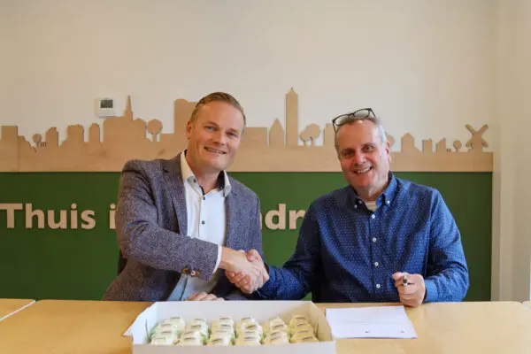 Van links naar rechts: Michel Ouwens, directeur bestaande bouw bij ERA Contour en Peter Manders directeur bestuurder bij Patrimonium Barendrecht.