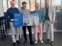 Bosch Architectuur Initiatief ontvangt cheque van 2500 euro voor het organiseren van jeugdworkshops in 's-Hertogenbosch