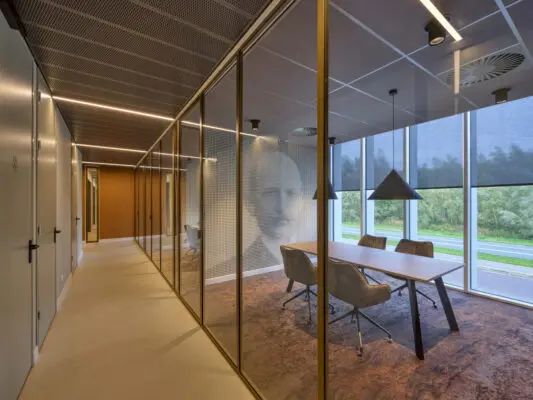 Interieurarchitect Illse Withagen nam natuurtinten opgenomen in het ontwerp, gecombineerd met de toepassing van metalen voor een industriële look.