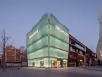 MVRDV ontwierp een façade voor sieradenmerk Tiffany & Co die bestaat uit golvende glazen vinnen die de winkel een opvallende uitstraling geven.