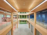 Het nieuwe gebouw met houten draagstructuur voor Midwerk aan het Oude Winschoterdiep in Sappemeer is in gebruik genomen.