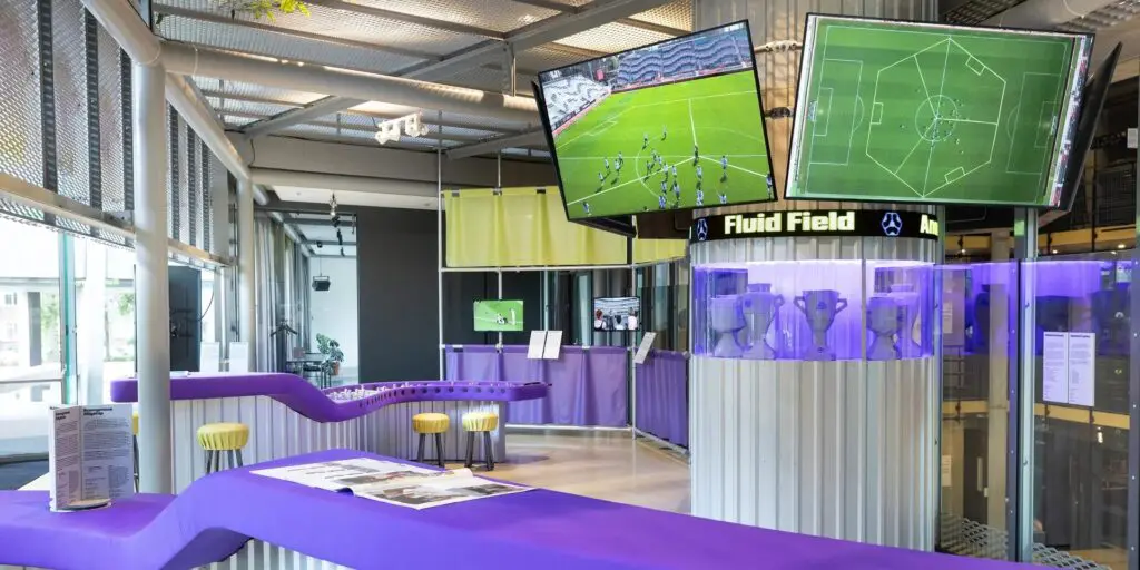 Vanaf vrijdag 10 juli is het Dek van het Nieuwe Instituut getransformeerd tot een ‘alternatieve sportbar’ onder de naam SIDELINED.