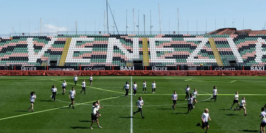 Vanaf vrijdag 10 juli is het Dek van het Nieuwe Instituut getransformeerd tot een ‘alternatieve sportbar’ onder de naam SIDELINED.