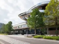Op de kade voor het museum Fenix in Rotterdam zijn drie monumentale bronzen beelden van Willem de Kooning geplaatst.