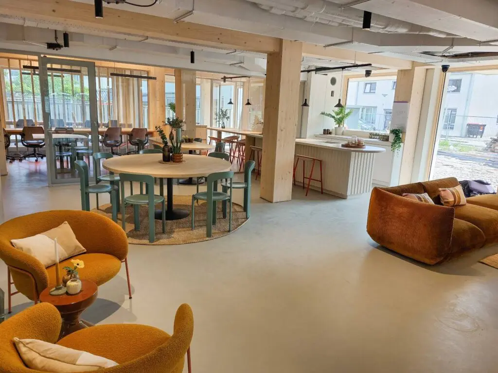 Met de officiële opening van The Urban Woods in Delft kwamen zo’n 200 mensen uit de bouw- en woningsector bijeen.