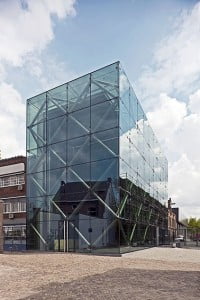 Gevel nieuw entreegebouw Textielmuseum, met rechts de entree en glazen verbindingsgang naar oudbouw