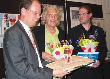 Op de foto: links wethouder Van Woensel, in het midden architect Peter van Swieten en rechts architect Stephen Hoornweg op de prijsuitreiking in het RAP in Leiden.